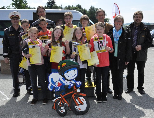 Die kleinen Pedalritter mit Inspektor Hubert Fischer, Verkehrserziehungsreferent Robert Kleinpötzl, Bezirksschulrat Karl Hauer, Wolfgang Holzleitner und den Betreuerinnen. | Foto: ÖAMTC