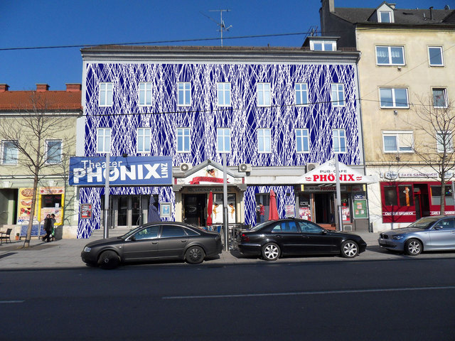 Ab Juli 2013 wird die Fassade des Theater Phönix renoviert und nach dem Entwurf der bildenden Künstler Stefan Mittelböck und Petra Fohringer neu gestaltet. | Foto: Theater Phönix