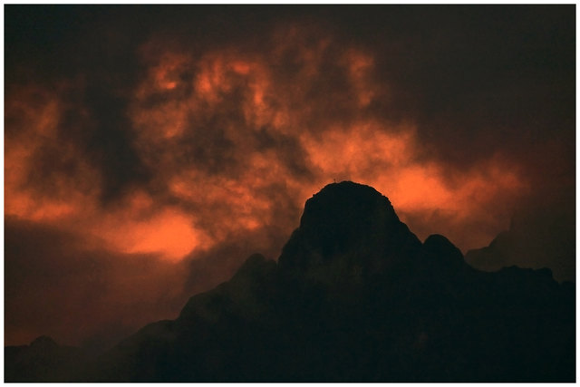 Abendrot und Gewitterstimmung über der Silberspitze. Naturschauspiel vom sichern Bergrestaurant oder vom Venet- Gipfelhaus zu betrachten. © Ing. Günter Kramarcsik