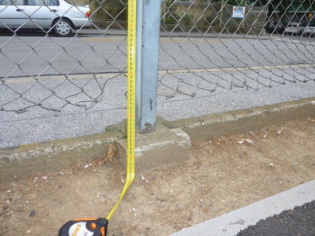 4,1 Meter beträgt die aktuelle Höhe des Tenniszaunes, der plötzlich, ohne es zu wissen, in einem Fußballzaun umgewidmet wurde.