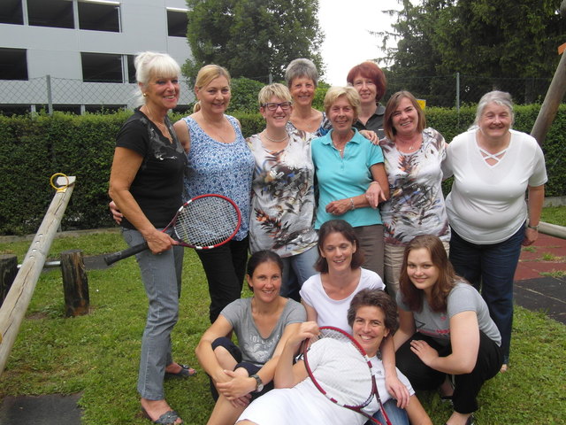 Bildtext: 
Vorne Romana Krojac, Christine Bakic, Gabi Stockmann und Vicky Sulzbacher
Hinten von link: Sissy Rosenbichler, Beate Huschek, Mannschaftsführerin Petra Konorsa, Fans Ilse Konderla und Hanne Novoszad, Andrea Götzenauer, Helga Sternberger und Brigitte Fuchs. | Foto: Wendtner