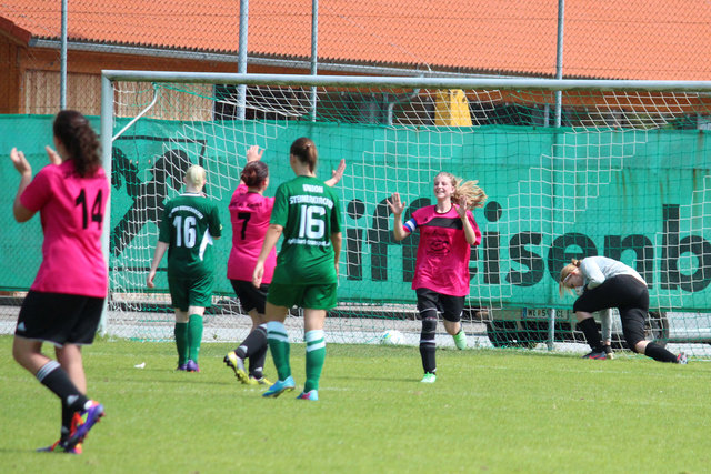 Kapitän Kristina Grosch nach ihrem Treffer zum 4:1 !!