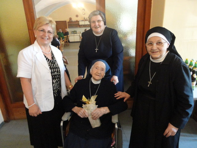 Elfriede Pöcher, Sr Henrika Krois, Sr Regina, Sr Oberin  in der Mitte hinten