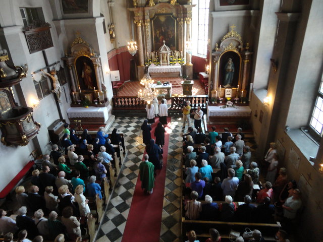 Einzug in die Kirche von St. Ursula, Geburtstagsmesse zu Ehren von Sr. Hernika Krois am 16.06.2013