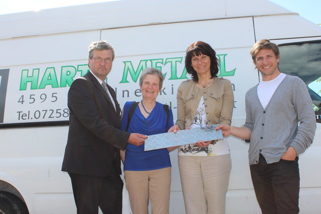 Von links: WKO-Obmann Peter Guttmann, Hildegund Morgan von Paraplü, Bezirkshauptfrau Cornelia Altreiter-Windsteiger, Firmenchef Martin Hartl. | Foto: Privat