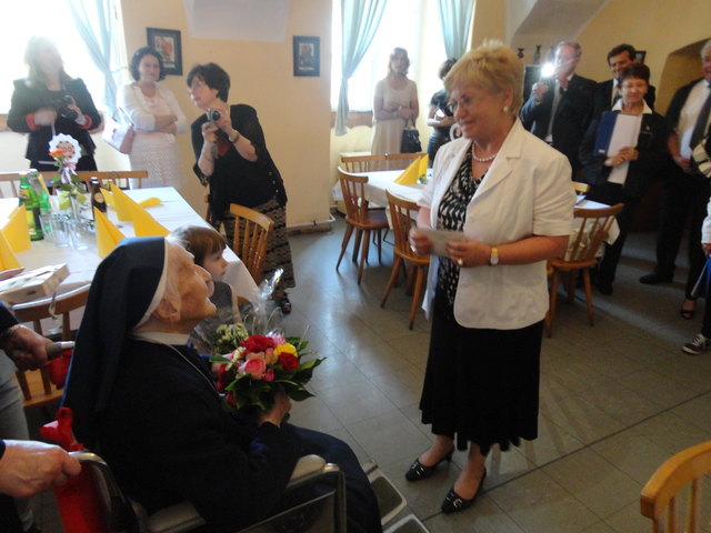 Elfriede Pöcher gratuliert ex Chefin und großes Vorbild  Sr Henrika zum 100. Geburtstag