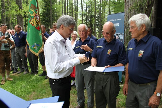 Landeshauptmann Kaiser dankte dem Team der Bergwacht und zeichnete langjährige Mitglieder mit Lorbeer in Gold aus.