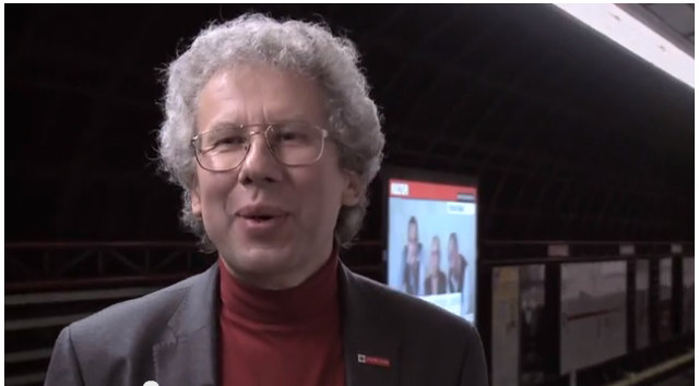 Experte Kurt Höfling erklärt die Geruchsentwicklung in der U1-Station. | Foto: Wiener Linien