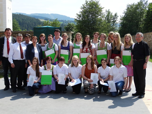 Die ausgezeichneten Schülerinnen und Schüler mit den Ehrengästen