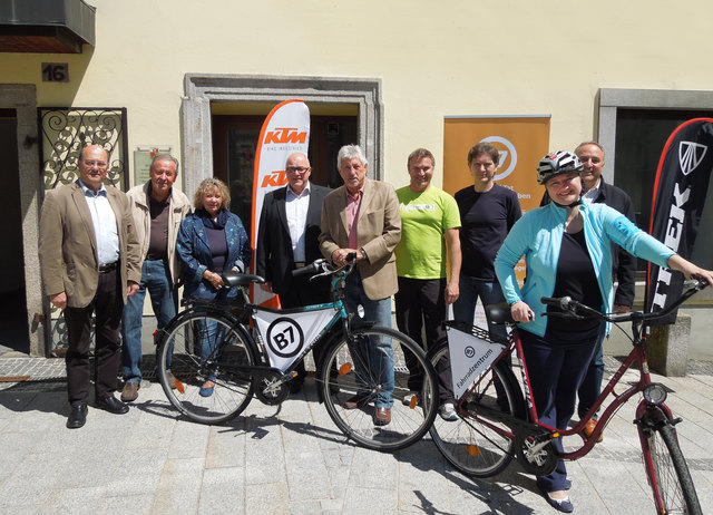 Das neue B7 Fahrradzentrum in Eferding ist für die Eröffnung gerüstet. Davon überzeugten sich Stadtrat Klaus Pollak, die Vermieter, das Ehepaar Karlhuber, Bürgermeister Johann Stadelmayer, Stadtrat Peter Schenk, der B7-Werkstattleiter Gerhard Geissrigler, der fachliche Leiter vom B7 Fahrradzentrum Hannes Herber, Mag. Birgit Rauscher vom Tourismusverband Eferding sowie der Geschäftsführer von B7 Arbeit und Leben Helmut Bayer (v. l. n. r.).