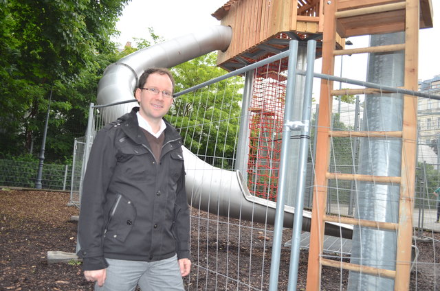 Bezirksrat Wolfgang Mitis freut sich über die gelungene Erweiterung am Spielplatz Bacherpark.