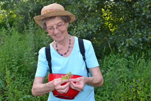 Bewohnerin Margarete Wohl greift gerne auf das Wissen der Heilkräuterkunde zurück.