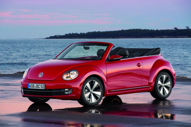 Beim VW Beetle Cabrio verschwindet das Stoffdach selbst bei Tempo 50 in neun Sekunden im Heck. Das Platzangebot ist knapp, dafür macht das Beetle Cabrio optisch schon einiges her. | Foto: Volkswagen