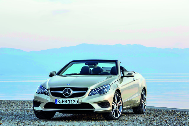 Mercedes hat sein E-Klasse-Cabrio überarbeitet, zu erkennen an den geänderten Scheinwerfern. Unter dem Blech gibt es ein knappes Dutzend neuer Assistenzsysteme. | Foto: Mercedes Benz
