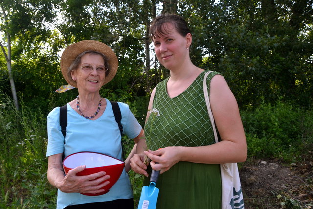 Begeistert von der Kräuterkunde: Die Bewohnerinnen Margarete Wohl und Simone Risinger suchen eifrig mit.
