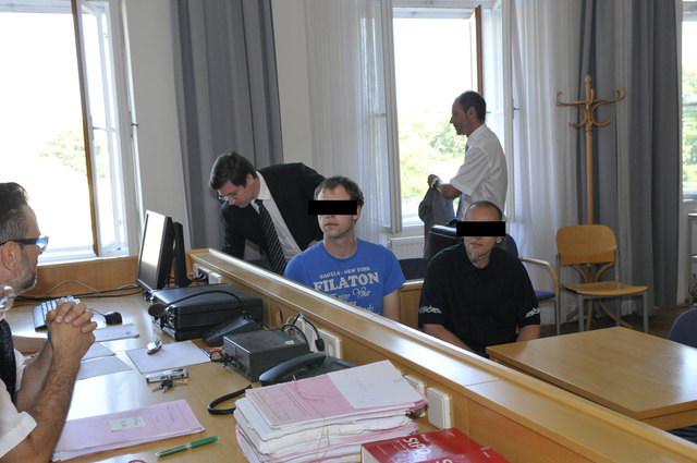 Mario P. (l.) und Markus P. mussten wegen versuchten Raubes und Diebstahls bzw. Drohung und Körperverletzung auf die Anklagebank.