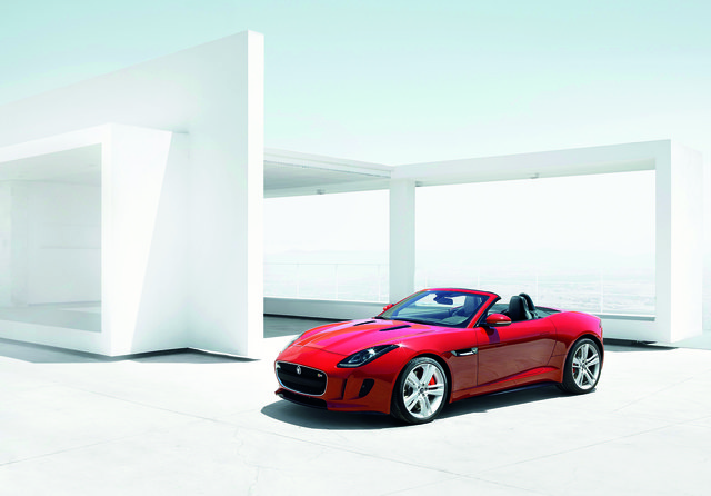 Jaguar setzt mit dem F-Type auch im Roadster-Segment auf Aluminium. Knapp 1,6 t wiegt der sportliche Zweisitzer. 2,62 m Radstand, breite Spur und direkte Lenkung sorgen für Fahrvergnügen. | Foto: Jaguar