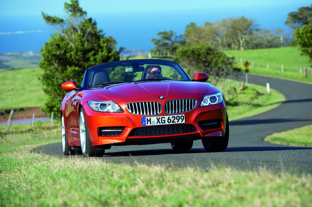 BMW hat den Z4 mit neuen Scheinwerfern versehen. Das Stahl-Faltdach lässt sich jetzt auch während der Fahrt bis Tempo 40 öffnen und schließen. | Foto: BMW