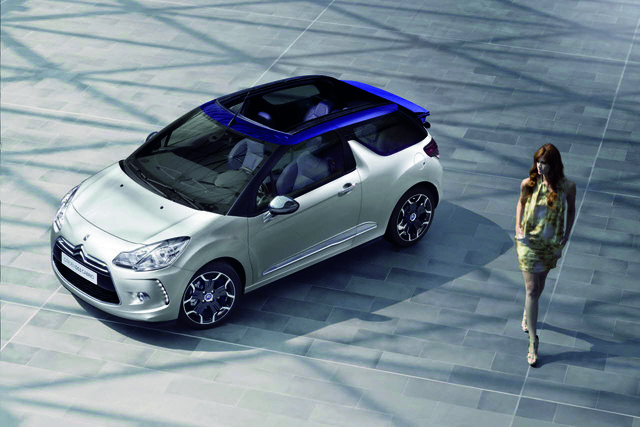 Das Citroën DS3 Cabrio hat ein Faltdach aus Stoff, das sich elektrisch und bis Tempo 120 öffnen und schließen lässt. An Bord sind Einparkhilfe hinten, Tempomat, sechs Airbags, ABS und ESP. | Foto: Citroen