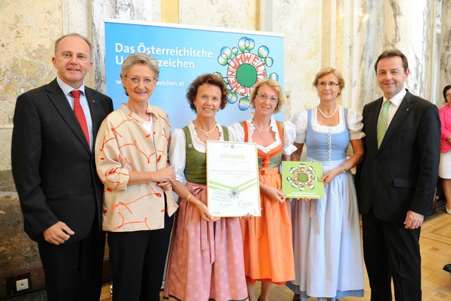 (v.l.) LR Sepp Eisl, Bildungsminsterin Claudia Schmied, Germana Bernsteiner, Waltraud Payr, FV Margit Brauneder, Umweltminister Nikolaus Berlakovich   bei der feierlichen Ehrung der seit zehn Jahren ausgezeichneten Umweltschulen im Marmorsaal des Lebensministeriums in Wien          Foto: Lebensministerium