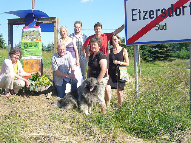 Die Hofleute und ein Teil des Veranstaltungsteams ( vorne: Traude und Bertl Loder mit Hund, hinten v.li.: Maria Hirschböck, Corinja, Bernhard Loder, Otmar Handler, Helga Breininger) | Foto: KK