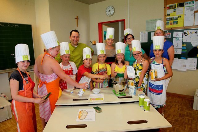 Die SchülerInnen der 4. A. Klasse der VS St. Stefan, die Klassenlehrerin und die beiden Elternteile Christine Stromeier und Marylin Jeschelnig freuten sich mit Bäckerprofi Christian Ofner