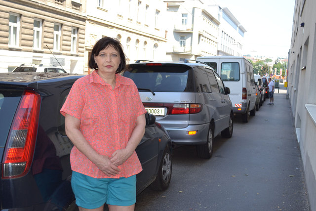 Ungeduldig wartet Nadja H. auf eine Behebung der Parkplatznot in Teilen von Hietzing.