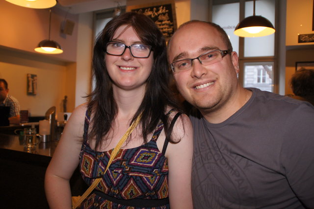 Juli Wegmayr und Florian Fleissner bevorzugten die Wand an der Bar.