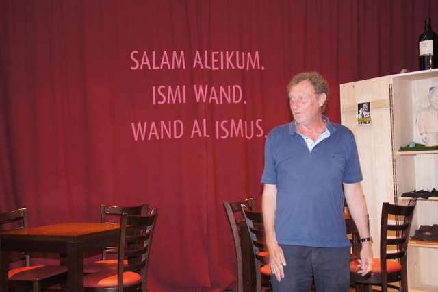 "Ismi Wand - ich heiße Wand." Tom Zezula