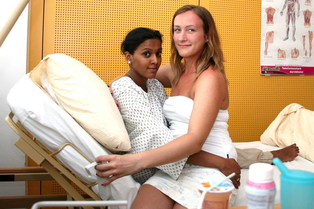 Beim Üben schlüpfen die Schülerinnen auch in die Rolle von Pflegebedürftigen