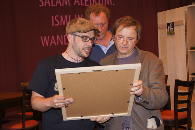 Michi Grassl und Jurek Milewski lesen einen der Wand-Texte.