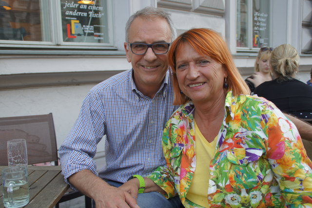 Nahmen lieber an der Wand außen Platz: Norbert Groß und Christine Engl-Groß.