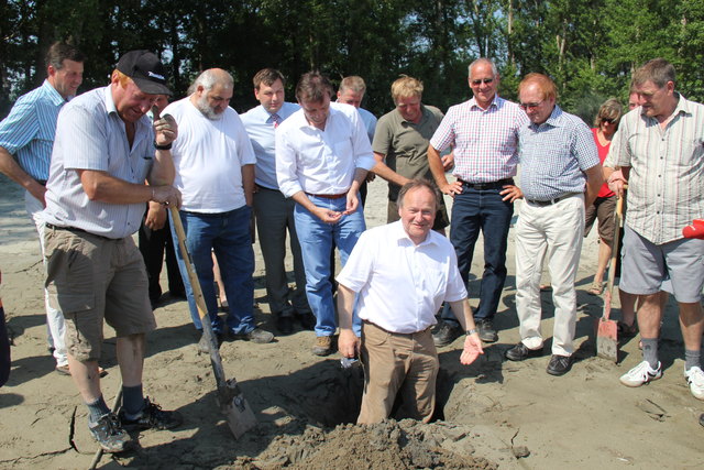Knietief im Donausand: Hermann Schultes (Bauernkammer NÖ) vor Minister Berlakovich.
