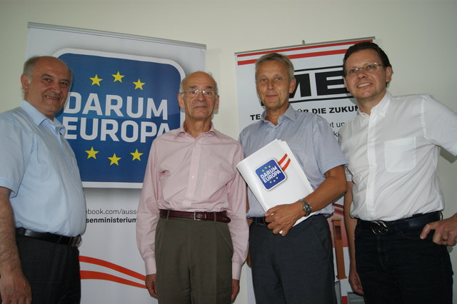 Wolferns Ortschef LAbg. Franz Schillhuber, Stéphane Gompertz (französischer Botschafter), Staatssekretär Reinhold Lopatka, Firmenchef Alexander Mehler (v. li.). | Foto: Thöne