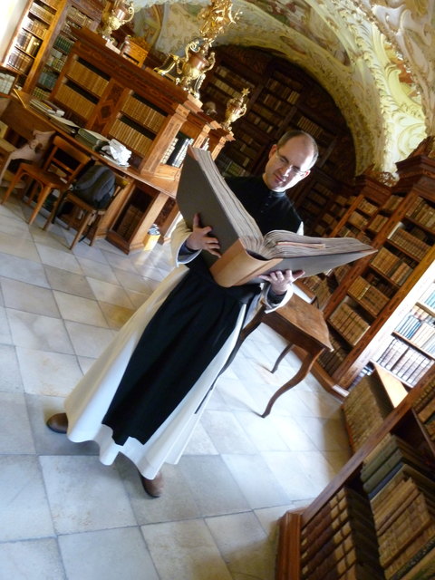 Pater Pius beim Schmöckern in den ältesten Exemplaren | Foto: Dietmar Zeiss