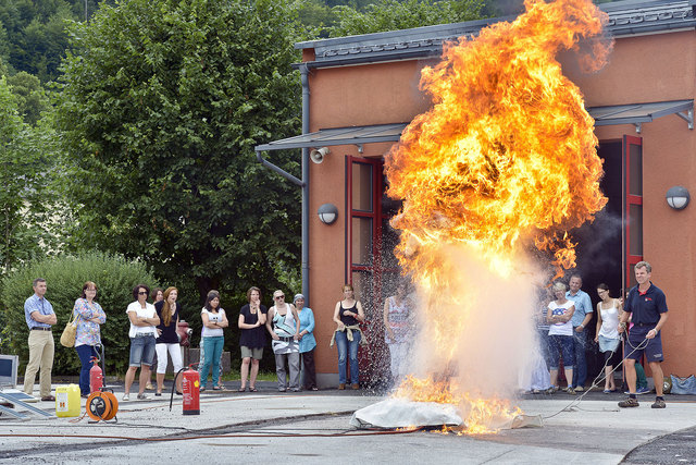 Bei einer Feuerlöscher-Übung der Bediensteten der Stadtgemeinde Hallein wurde anschaulich gezeigt, was passiert, wenn man versucht brennendes Öl mit Wasser zu löschen.