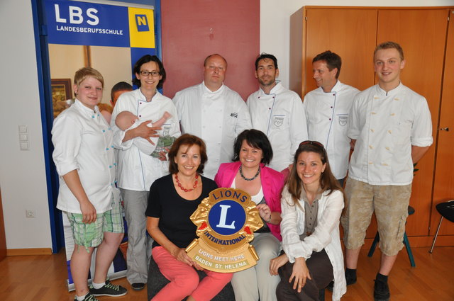 Natscha Drescher (Schülerin, Haubenköchin von morgen), Martina Willmann mit Sohn Raffael, Gabi Leiss (Präsidentin des LC Baden St. Helena), Adi Bittermann, Martha Umhack, Martin Kammlander-Löwe, Lilli Kollar (Moderatorin), Joachim Gradwohl, Harald Mohr (Schüler, Haubenkoch von morgen) | Foto: privat