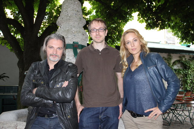 Stefan Jürgens, Redakteur Stefan Miejski und Lilian Klebow im Klosterhof
