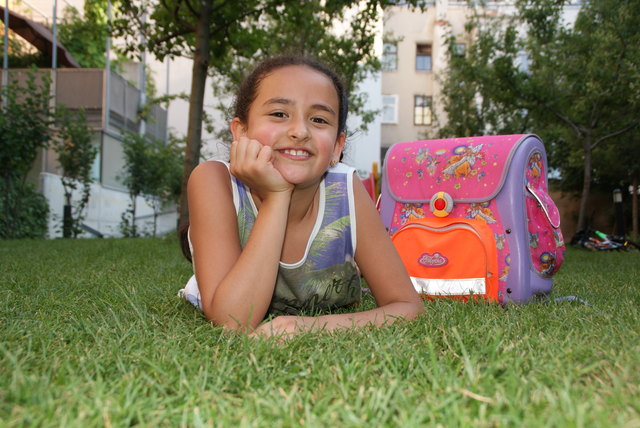 Freude über Einser: Ela (9) aus Penzing will mit ihrem Zeugnis ins Kino gehen. | Foto: Laubner