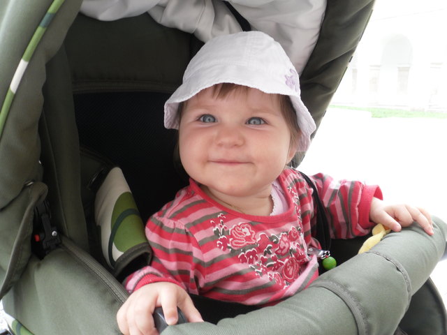 Vanessa versteckt sich im Wagerl untern Sonnenhut