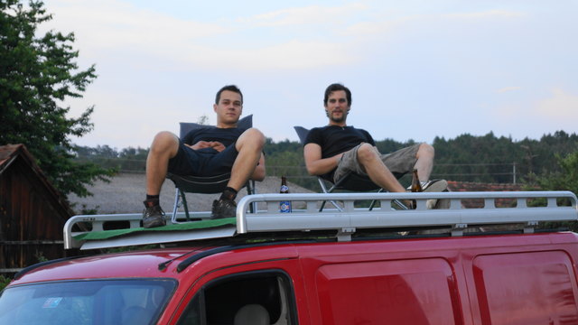 Ein kühles Blondes im Liegestuhl am Autodach und die Aussicht genießen