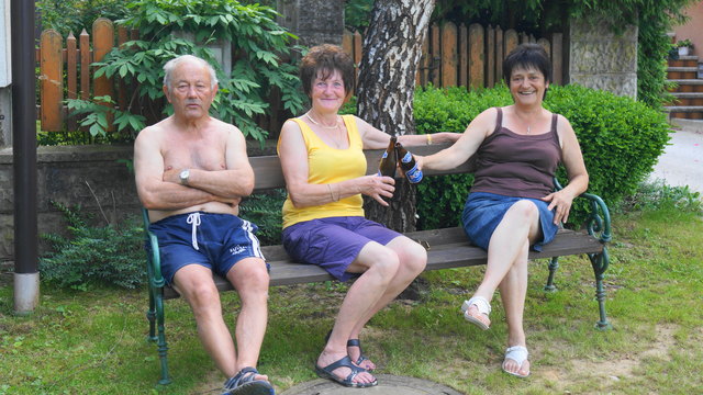 Nach getaner Arbeit im Schatten am Bankerl sitzen