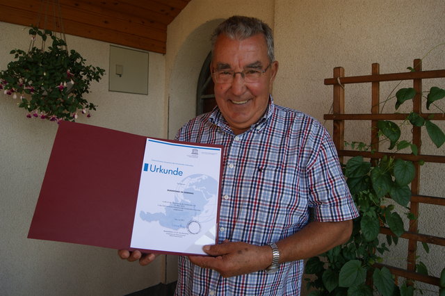 Ruden-Tanzherr Johann Reichhardt aus Sierning mit der begehrten Urkunde der UNESCO. | Foto: Thöne