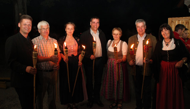 Beim Mostheurigen Wagenöd fand sich viel Prominenz ein: Eisenstraße-Obmann Andreas Hanger, Hausherr Franz Bogner, Eisenstraße-Projektmanagerin Sabine Griesmann, der Sonntagberger Bürgermeister Thomas Raidl, Anneliese Bogner, Landtagsabgeordneter Anton Kasser und die Sonntagberger Tourismusreferentin Genoveva Leitner . | Foto: Eisenstraße