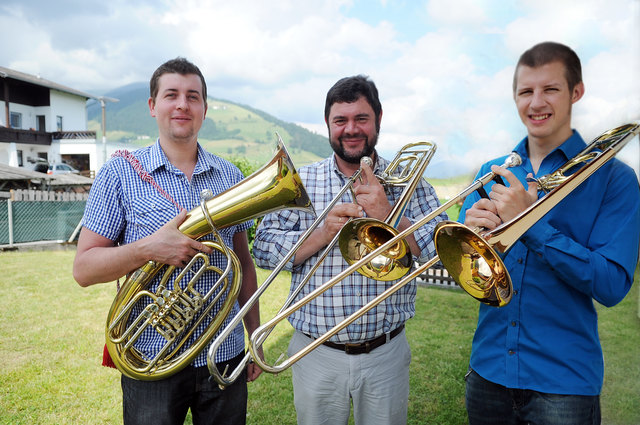 Leistungsabzeichen in Gold für Roman Außerlechner (li.) und Andreas Kastl mit Musiklehrer Manfred Stern.