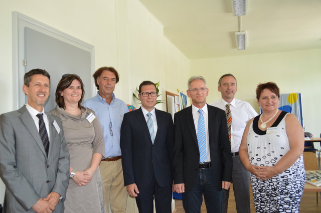 Johannes Lampert (Geschäftsführer ibic acam), Katja Pointner (Prokuristin ibis acam), Ferdinand Hasibeder (Hausbesitzer), Ludwig Reisecker (Personalleiter Schwarzmüller), Harald Slaby (Leiter AMS Schärding), Rafael Montibeller (Gesellschafter ibis acam), Sonja Wolf (Projektkoordinatorin ibis acam). | Foto: ibis acam
