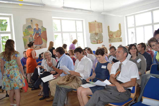 Volles Publikum, unter anderem mit Johannes Lampert, Landtagsabgeordneter Barbara Tausch und Bürgermeister Franz Angerer (v. re.). | Foto: ibis acam