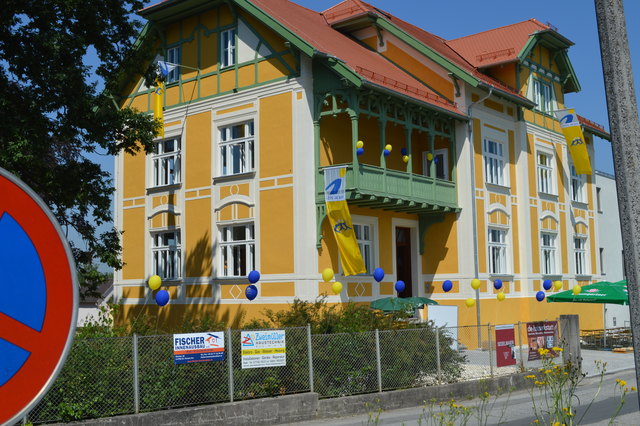 Das neue "Seminarhaus Schärding" festlich geschmückt bei der Eröffnung. | Foto: ibis acam