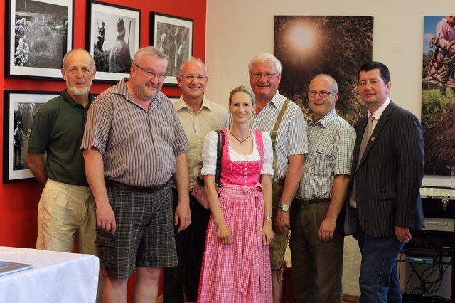 Vlnr. Erich Unteregelsbacher, Obmann Johannes Trauner, Walter Pichler (alle Foto-Filmclub Mondsee), Sabine Winkler (REGMO), Bgm. Karl Feurhuber (Mondsee), Bgm. Alois Daxinger (Innerschwand), Bgm. Johannes Gaderer (St. Lorenz)