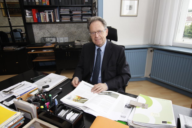 Immer viel beschäftigt: Seinen Schreibtisch räumt VP-Bezirkschef Heinz Gerstbach für Silke Kobald.